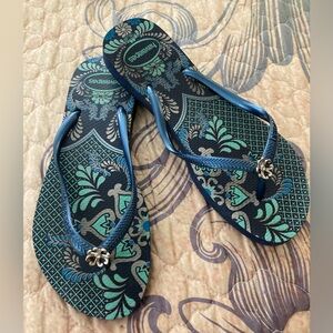 Ladies Havaiana flip flops with flower charm